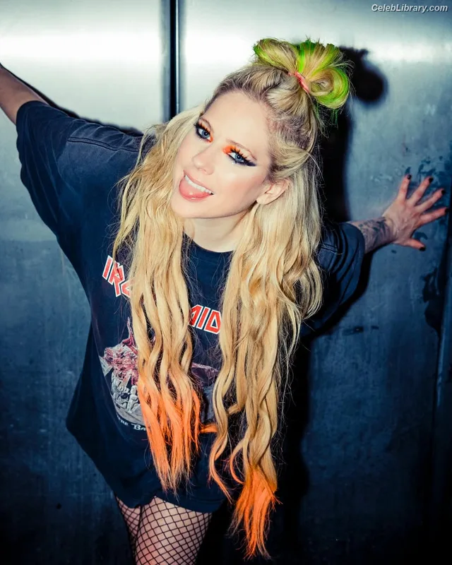 Avril Lavigne photo 16 of 791