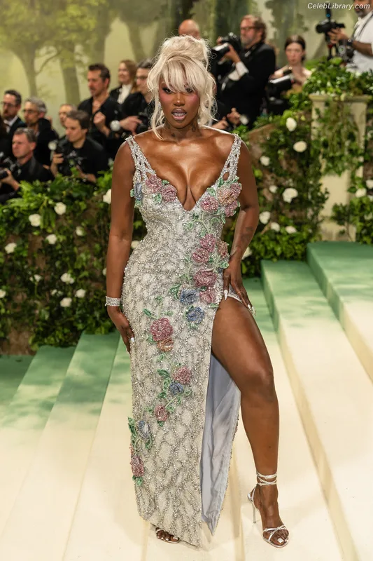 Aya Nakamura photo 12 of 123