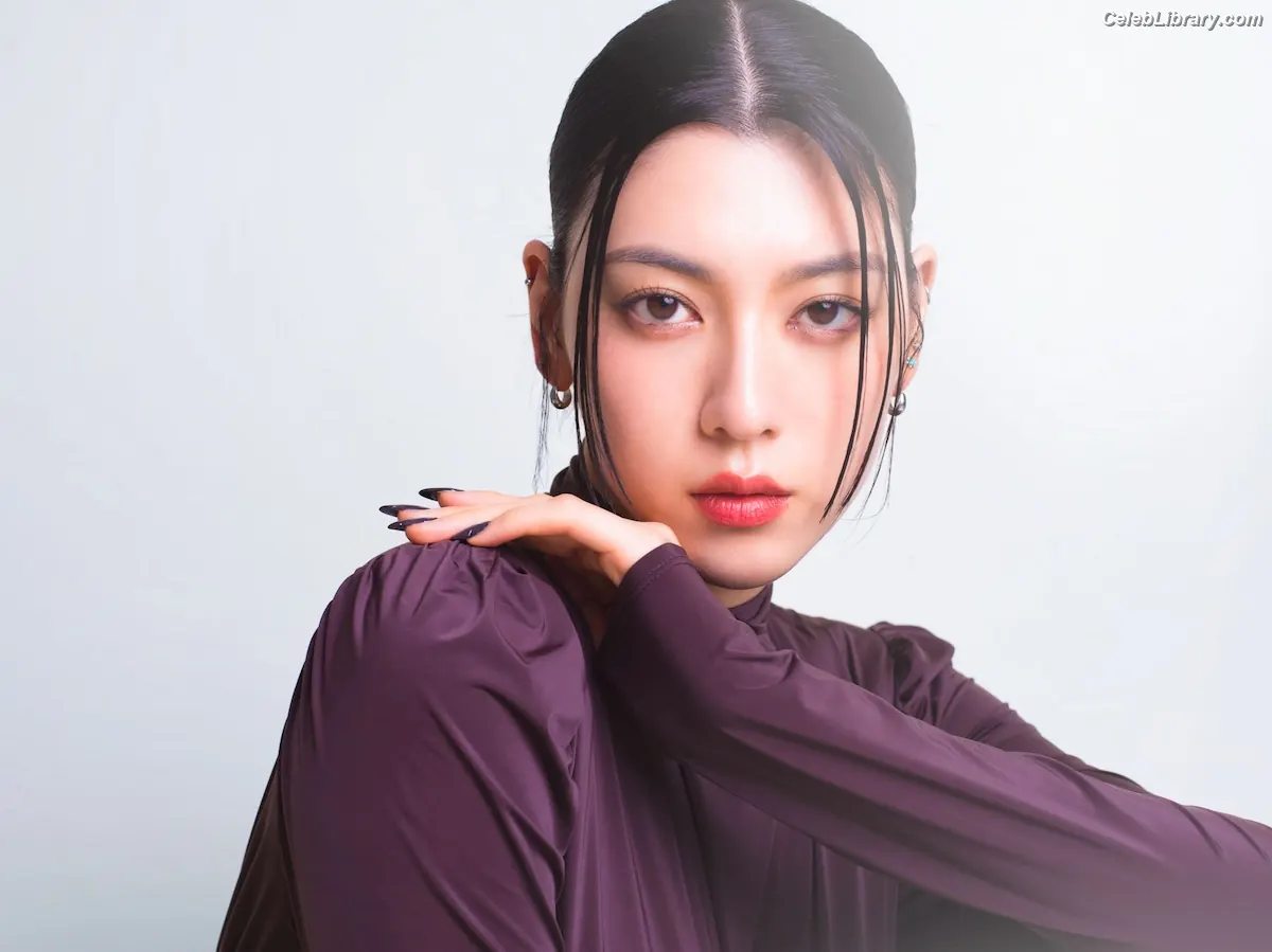 Ayaka Miyoshi photo 15 of 1209