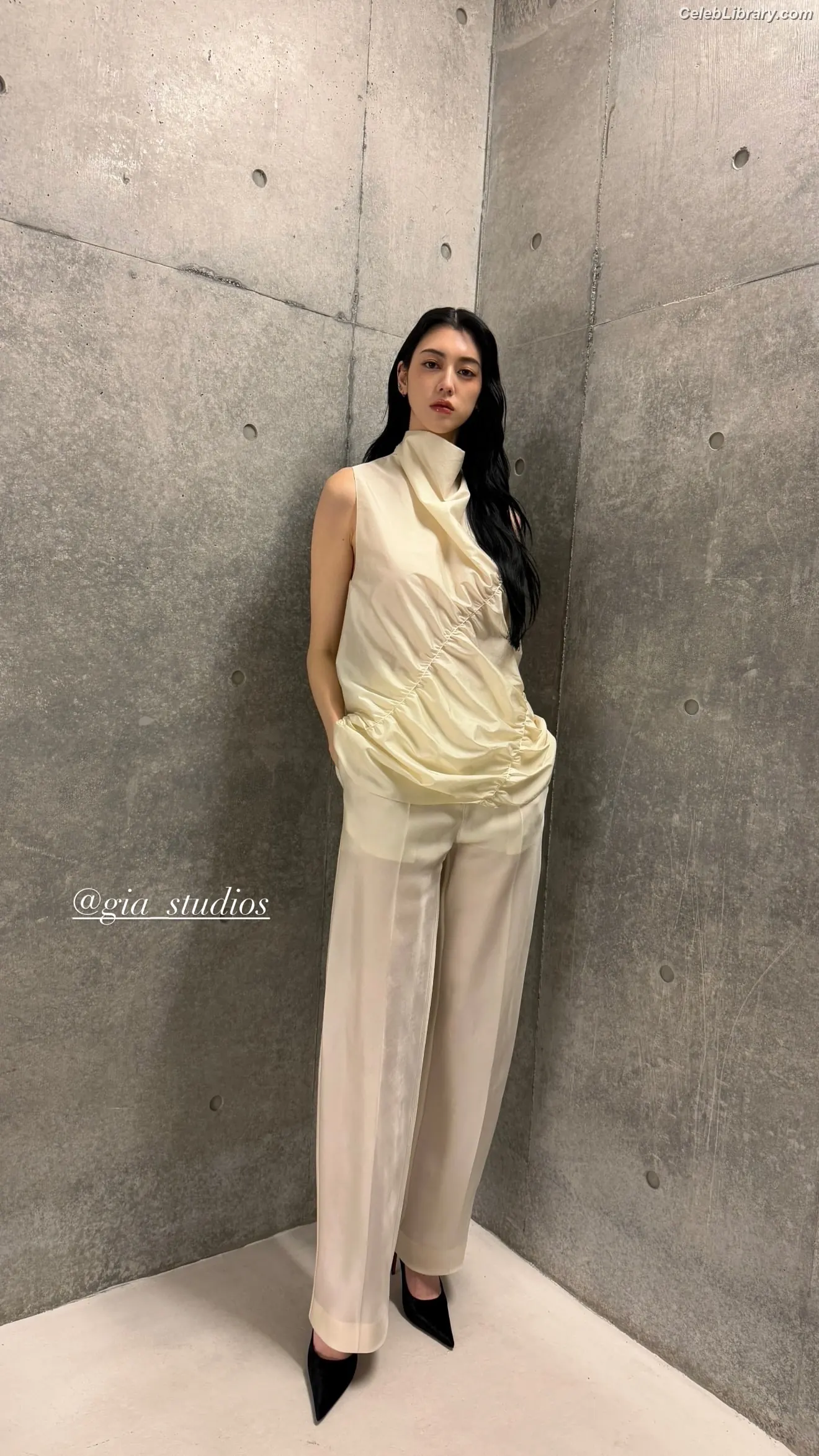 Ayaka Miyoshi photo 2 of 1209