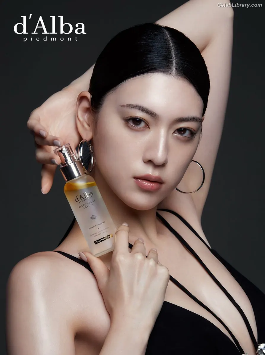 Ayaka Miyoshi photo 14 of 1209