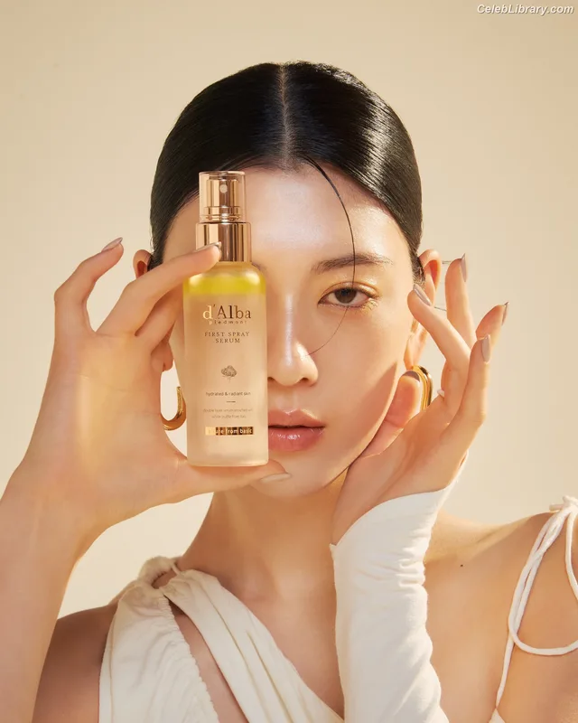 Ayaka Miyoshi photo 7 of 1210
