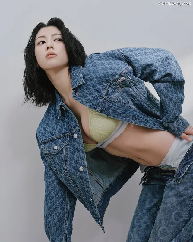 Ayaka Miyoshi photo 16 of 1210