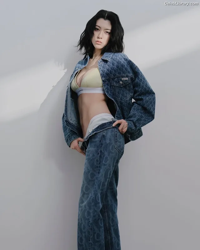 Ayaka Miyoshi photo 17 of 1210