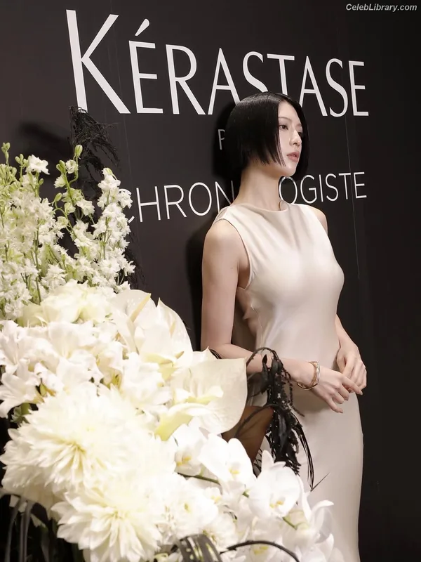 Ayaka Miyoshi photo 9 of 1210