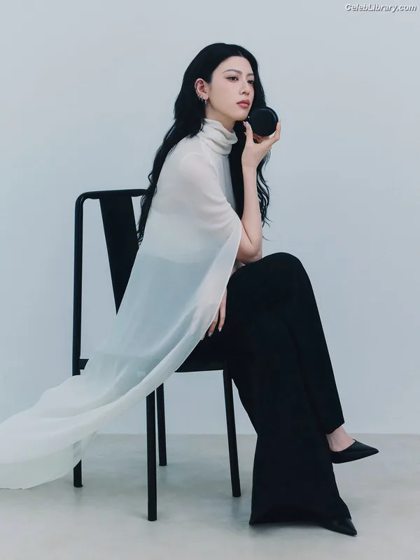 Ayaka Miyoshi photo 15 of 1210
