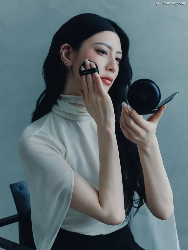 Ayaka Miyoshi photo 16 of 1210