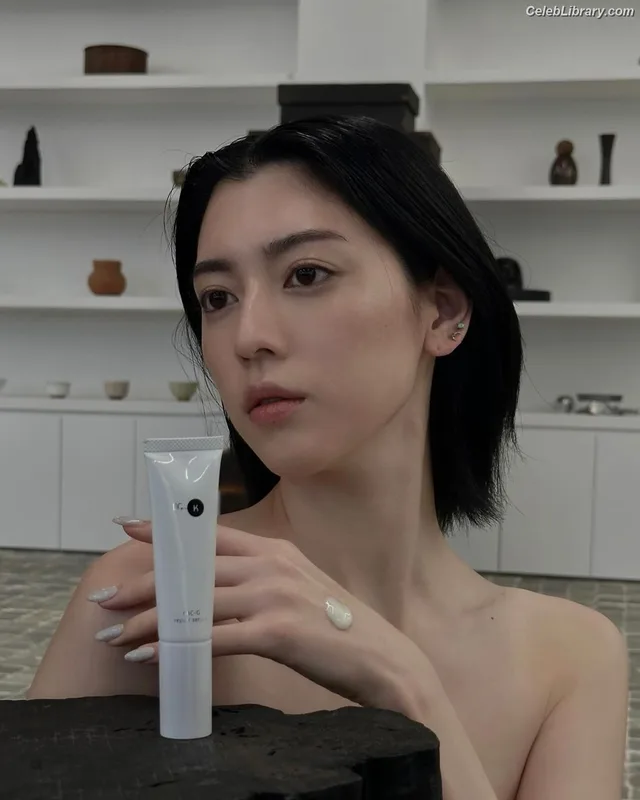 Ayaka Miyoshi photo 7 of 1210
