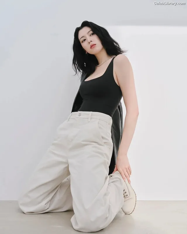 Ayaka Miyoshi photo 3 of 1210