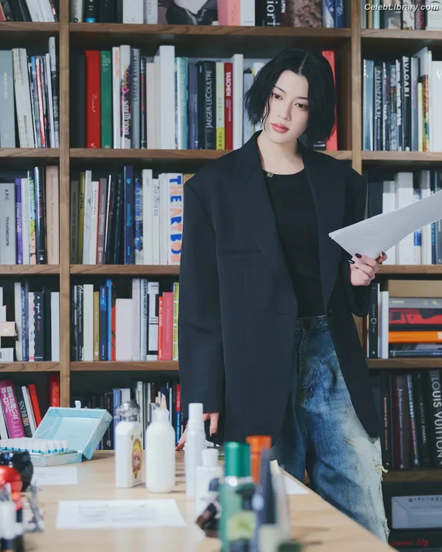 Ayaka Miyoshi photo 13 of 1210