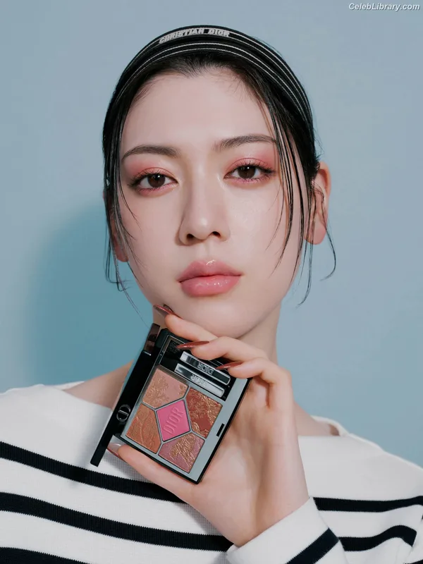 Ayaka Miyoshi photo 16 of 1210