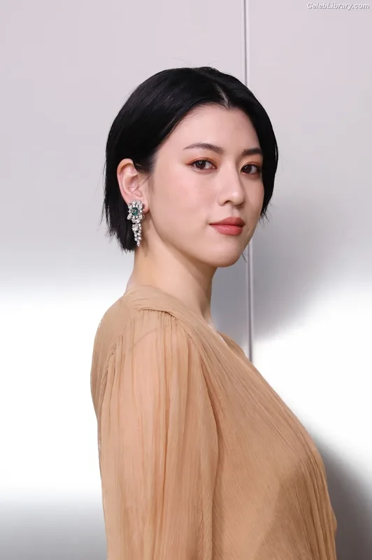 Ayaka Miyoshi photo 3 of 1210