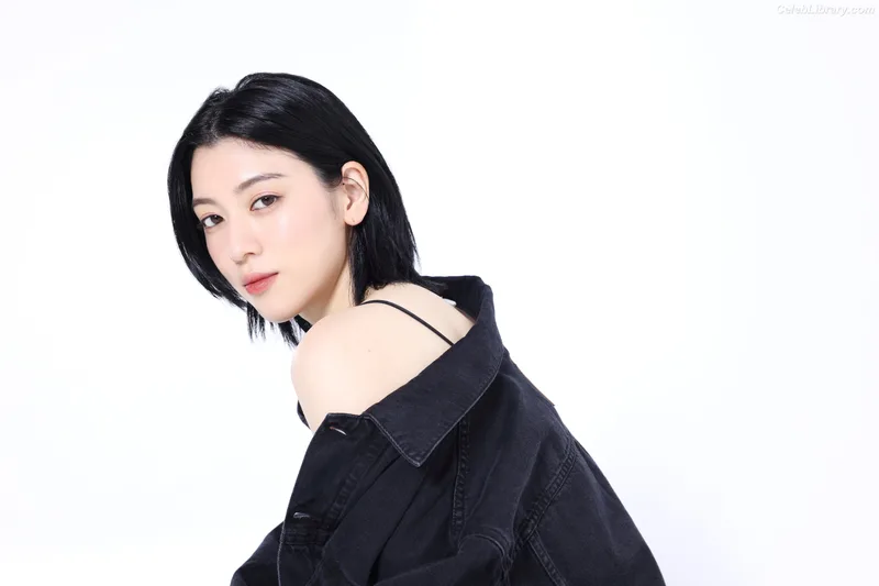 Ayaka Miyoshi photo 10 of 1210