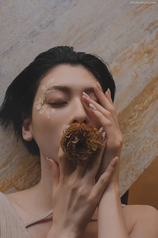 Ayaka Miyoshi photo 19 of 1210