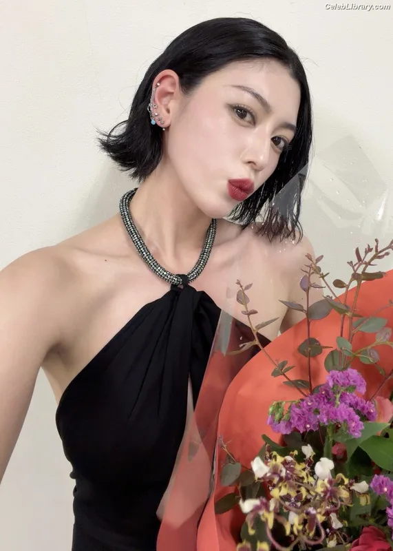 Ayaka Miyoshi photo 13 of 1210