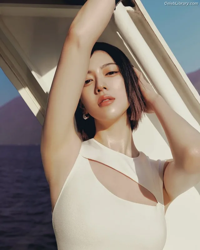 Ayaka Miyoshi photo 16 of 1210