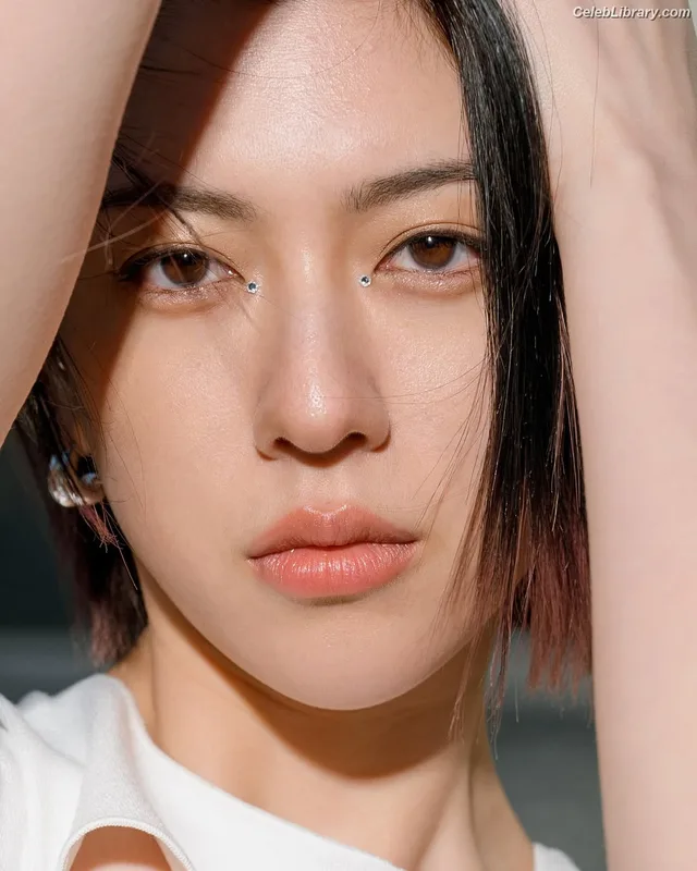 Ayaka Miyoshi photo 6 of 1210