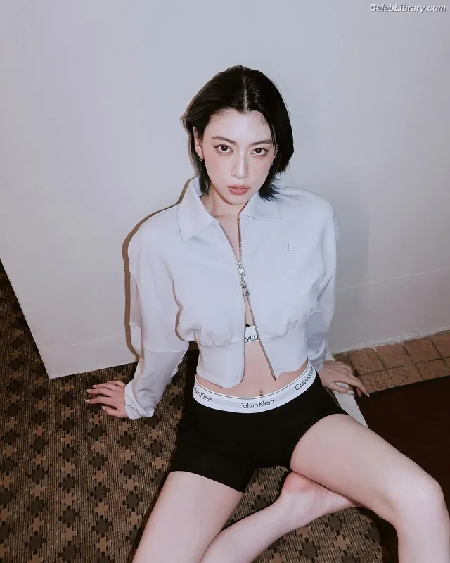 Ayaka Miyoshi photo 10 of 1210