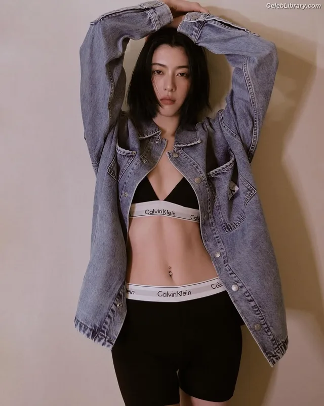 Ayaka Miyoshi photo 15 of 1210