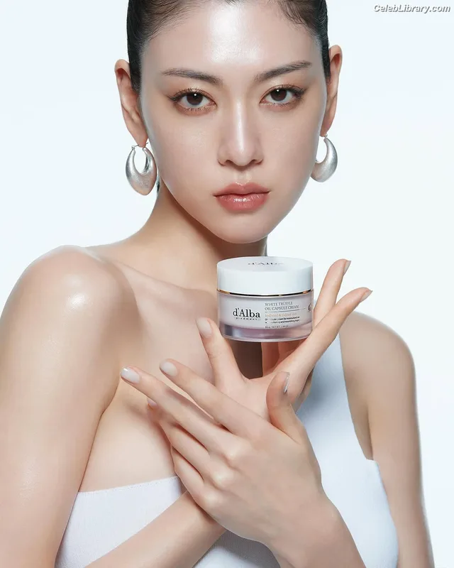 Ayaka Miyoshi photo 23 of 1210