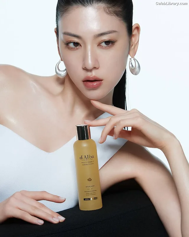 Ayaka Miyoshi photo 5 of 1210