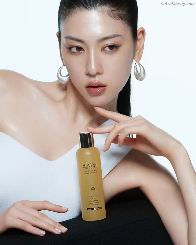 Ayaka Miyoshi photo 7 of 1210