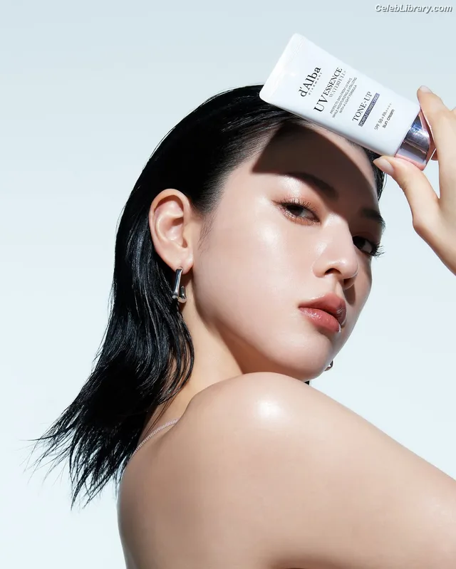 Ayaka Miyoshi photo 13 of 1210