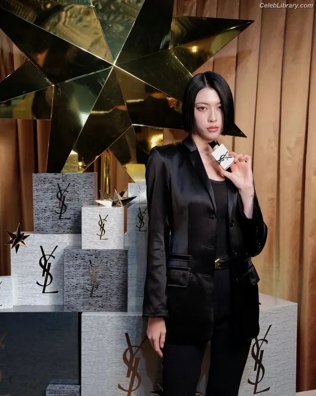 Ayaka Miyoshi photo 21 of 1210