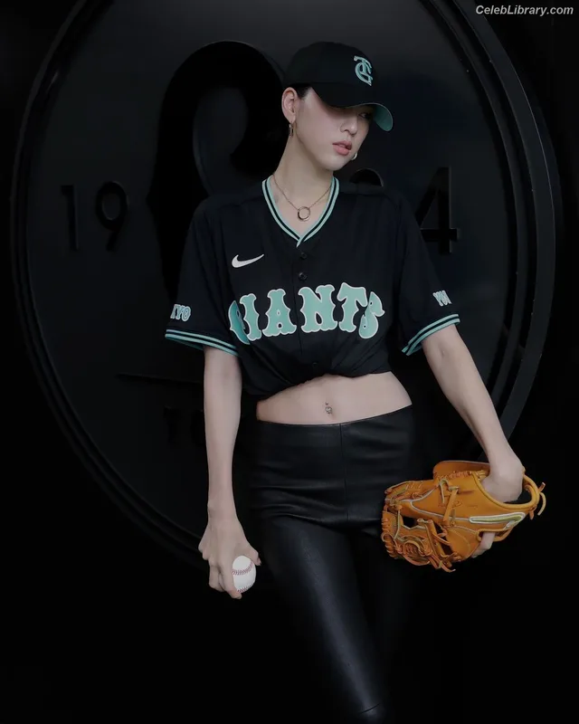 Ayaka Miyoshi photo 13 of 1210