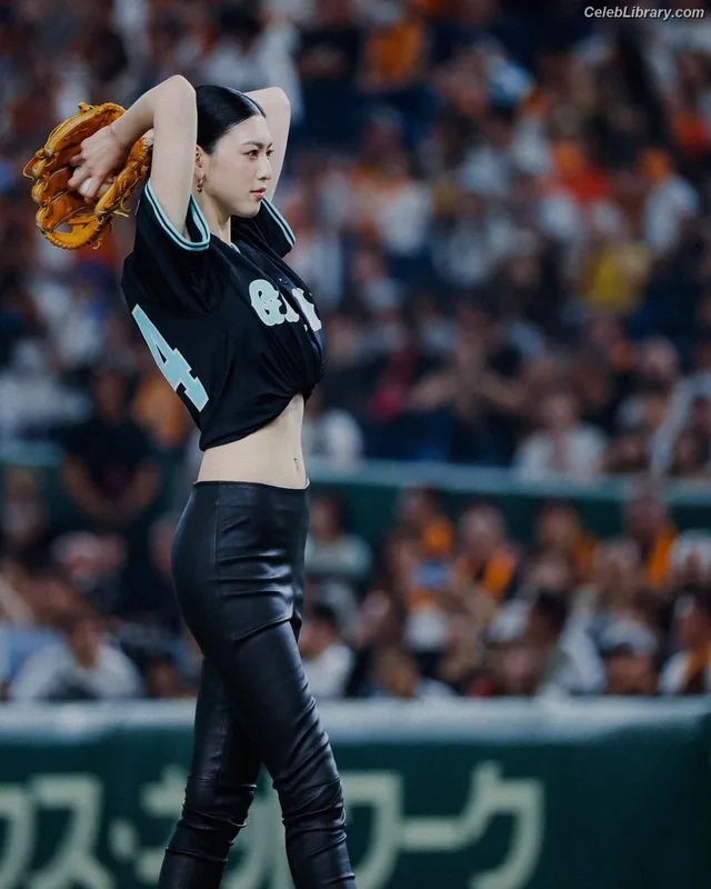 Ayaka Miyoshi photo 16 of 1210