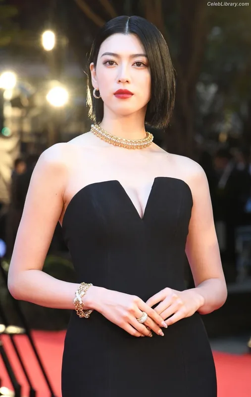 Ayaka Miyoshi photo 2 of 1210