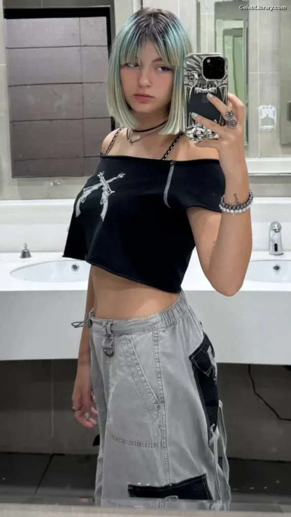 Ayça Tilki photo 10 of 77