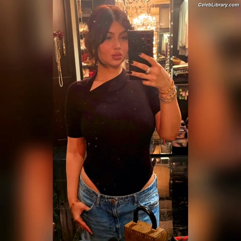 Ayesha Takia photo 1 of 55