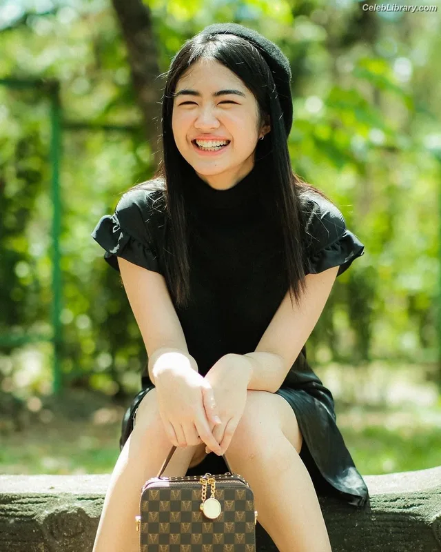 Azi Acosta photo 2 of 111