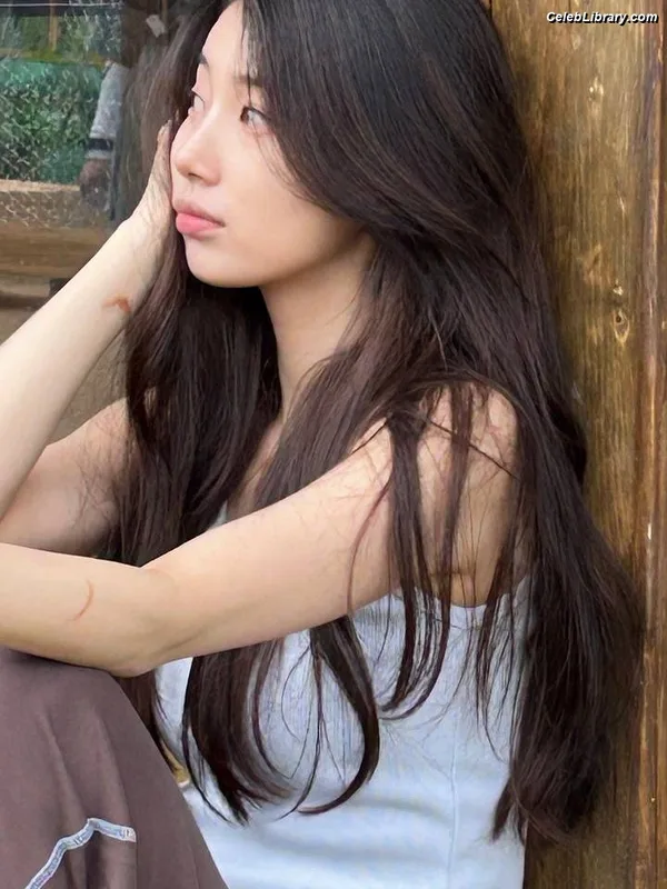 Bae Suzy photo 18 of 119