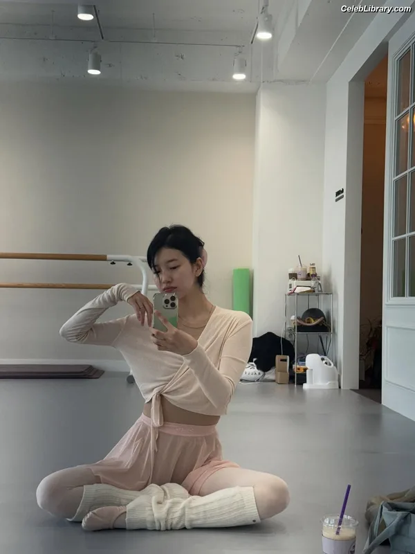 Bae Suzy photo 21 of 119