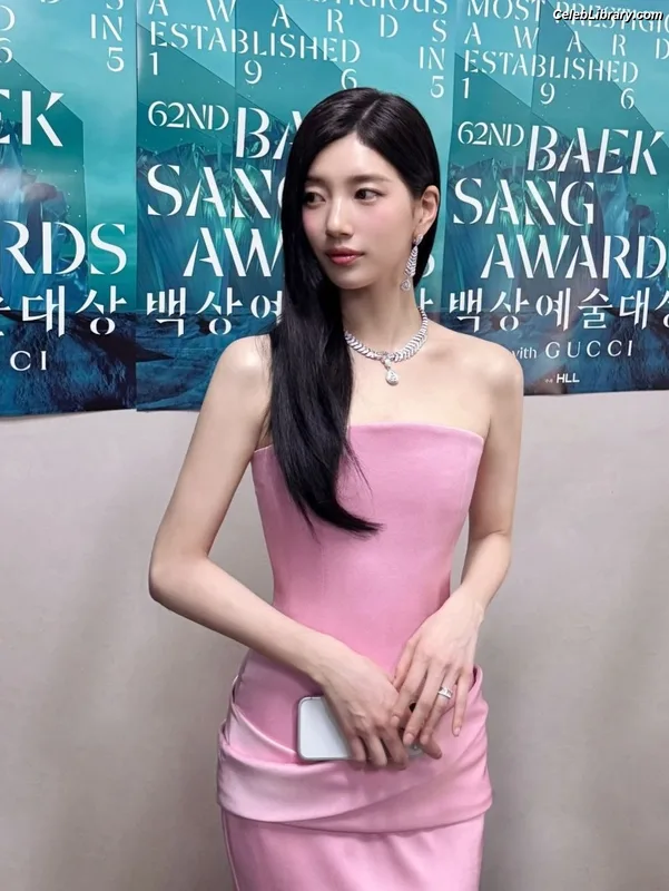 Bae Suzy photo 19 of 119