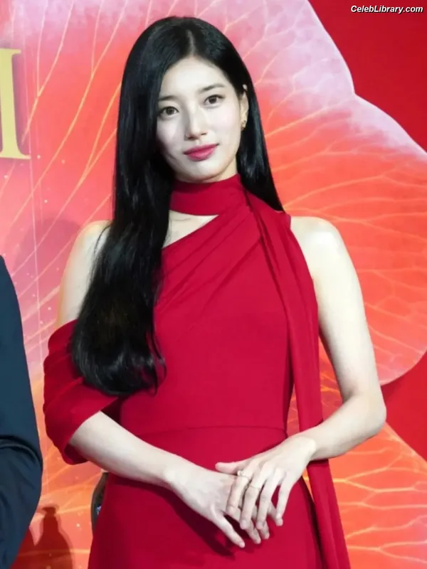Bae Suzy photo 21 of 119