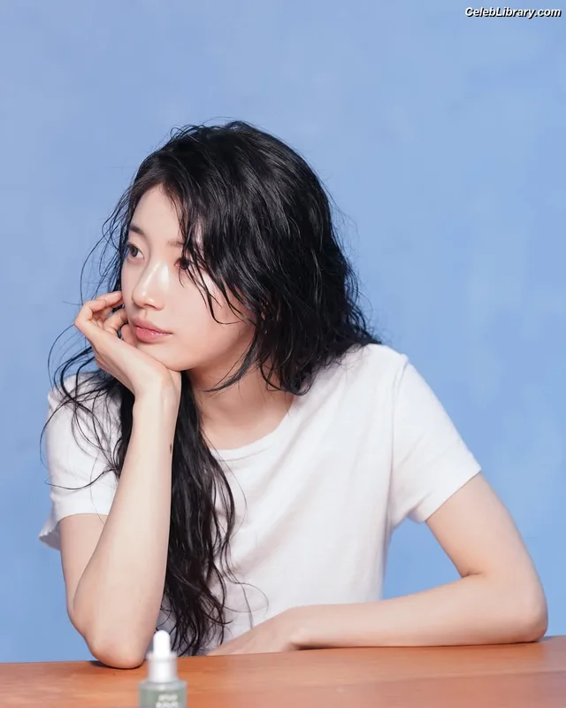 Bae Suzy photo 7 of 119