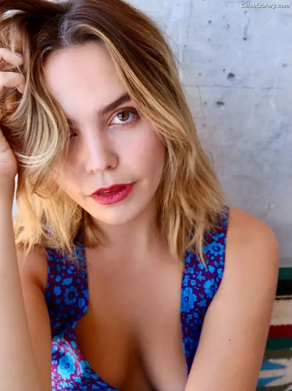 Bailee Madison photo 17 of 422