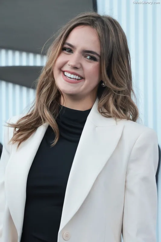 Bailee Madison photo 9 of 422