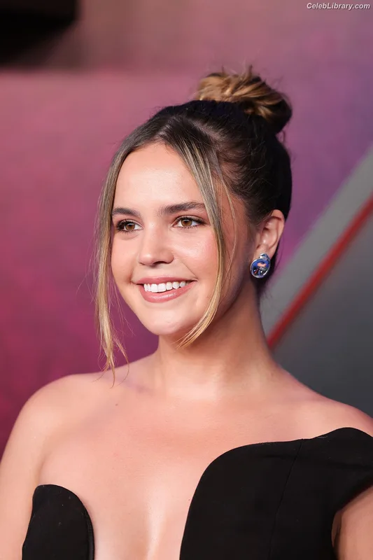 Bailee Madison photo 2 of 422