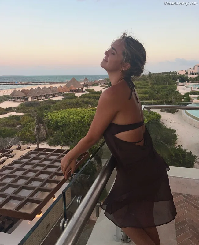 Bailee Madison photo 8 of 422