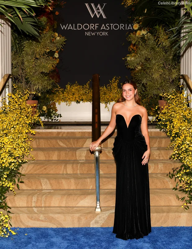 Bailee Madison photo 4 of 422