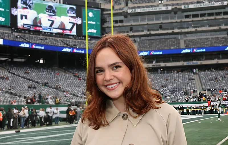 Bailee Madison photo 14 of 422