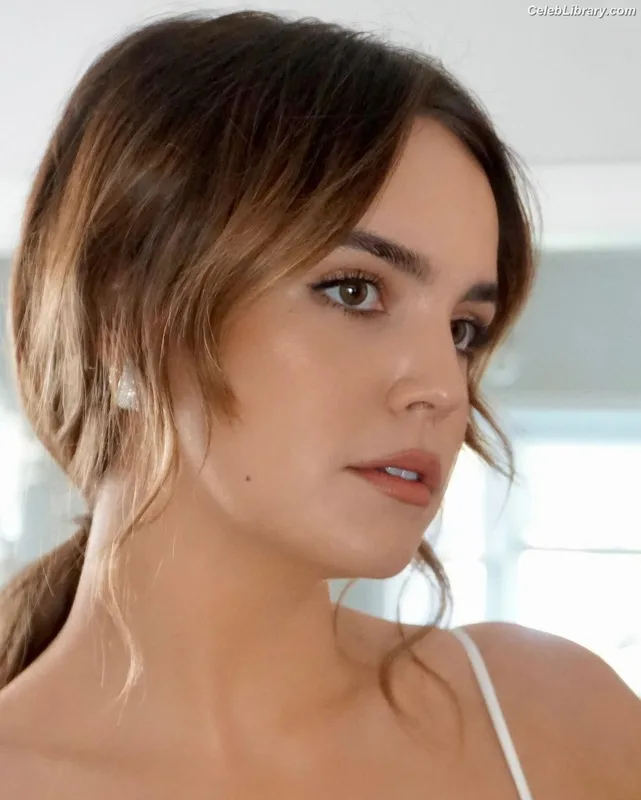 Bailee Madison photo 10 of 422