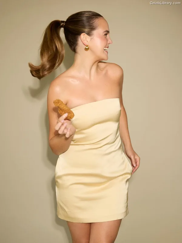 Bailee Madison photo 3 of 422