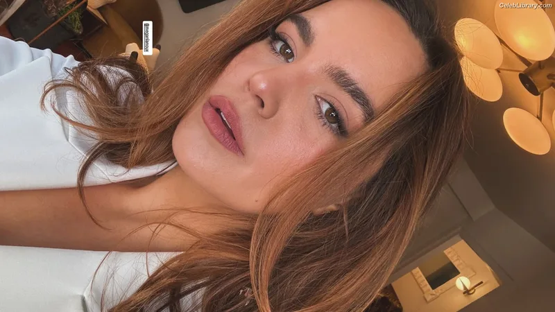 Bailee Madison photo 11 of 422