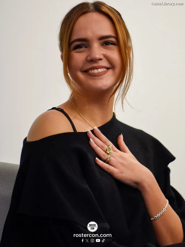 Bailee Madison photo 22 of 422