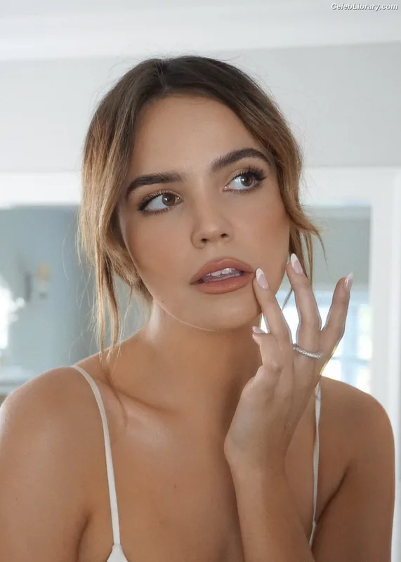 Bailee Madison photo 4 of 422